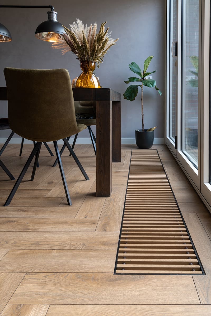 Visgraat laminaat in eetkamer