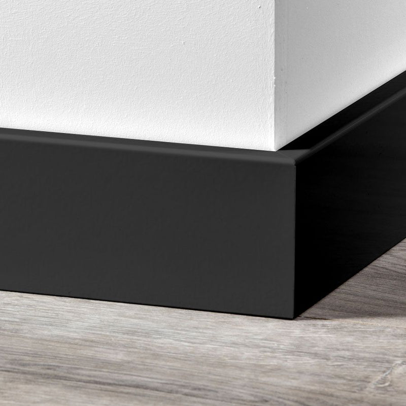 Moderne plint voorgelakt RAL 9005 - 240 cm