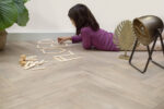 Floer-ComfyClick-Visgraat-PVC-Rijn-Gerookt-Wit-Smant vloeren