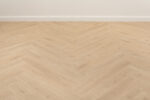 Floer-Walvisgraat-PVC-vloer-Gaia-Grijsbeige-smant-vloeren
