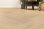 Floer-Walvisgraat-Click-PVC-vloer-Gaia-Grijsbeige-smant-vloeren