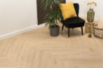 Floer-Walvisgraat-Click-PVC-vloer-Gaia-Grijsbeige-smant-vloeren