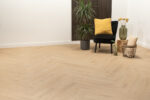 Floer-Walvisgraat-Click-PVC-vloer-Gaia-Grijsbeige-smant-vloeren