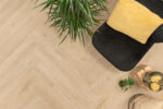 Floer-Walvisgraat-Click-PVC-vloer-Gaia-Grijsbeige-smant-vloeren