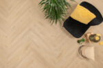 Floer-Walvisgraat-Click-PVC-vloer-Gaia-Grijsbeige-smant-vloeren